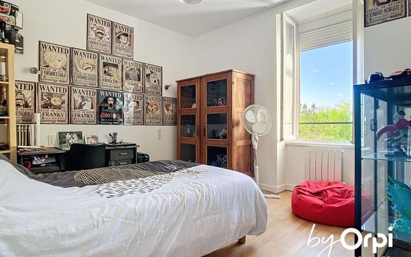 Immeuble à vendre    3 pièces • 307,06 m2 Saint-Gervais-d'Auvergne