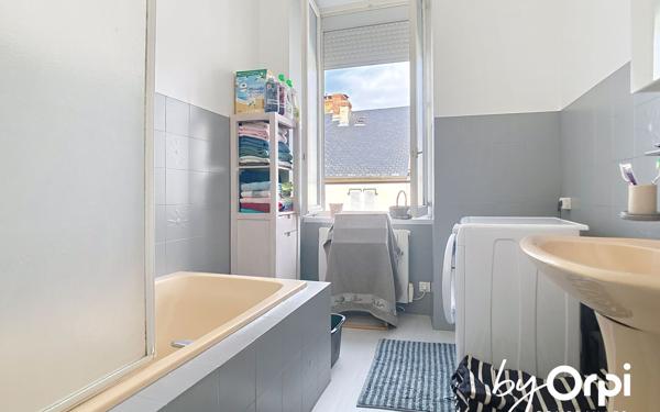 Immeuble à vendre    3 pièces • 307,06 m2 Saint-Gervais-d'Auvergne