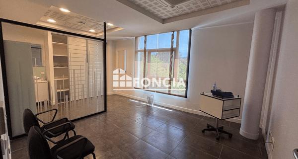 Location Local commercial 7 pièces 196.5 m² - Avignon 84000