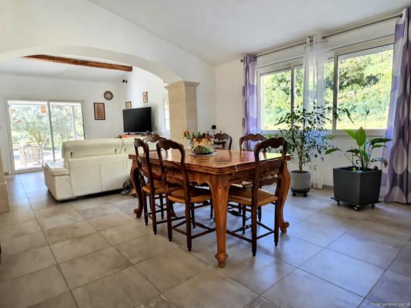 Propriété avec gîte indépendant, 2 grands garages et vue dégagée