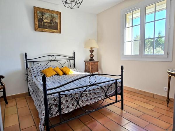 Propriété avec gîte indépendant, 2 grands garages et vue dégagée