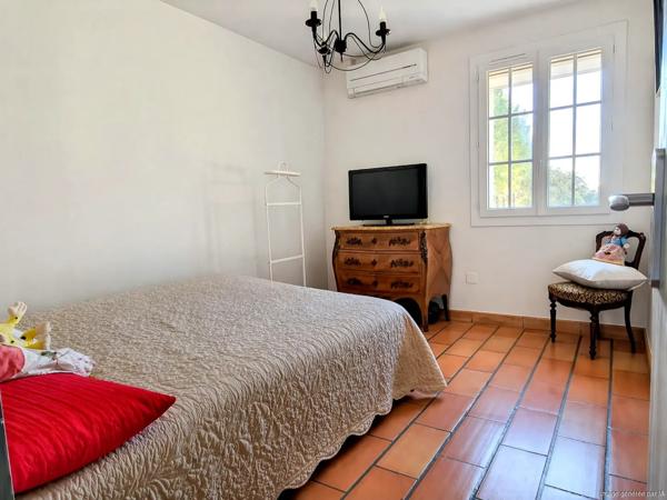 Propriété avec gîte indépendant, 2 grands garages et vue dégagée