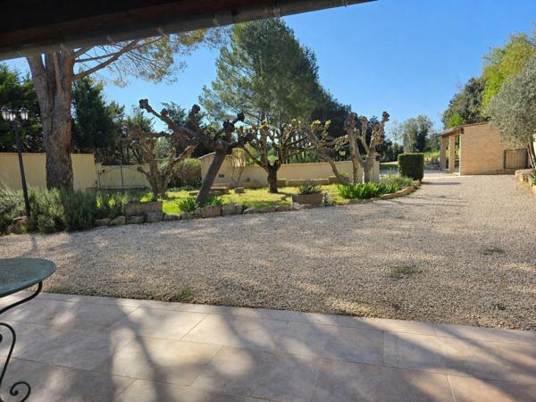 Propriété avec gîte indépendant, 2 grands garages et vue dégagée