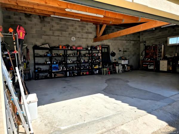 Propriété avec gîte indépendant, 2 grands garages et vue dégagée