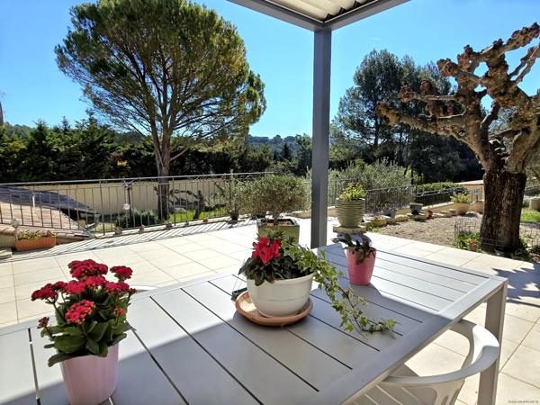 Propriété avec gîte indépendant, 2 grands garages et vue dégagée