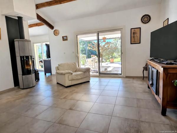 Propriété avec gîte indépendant, 2 grands garages et vue dégagée