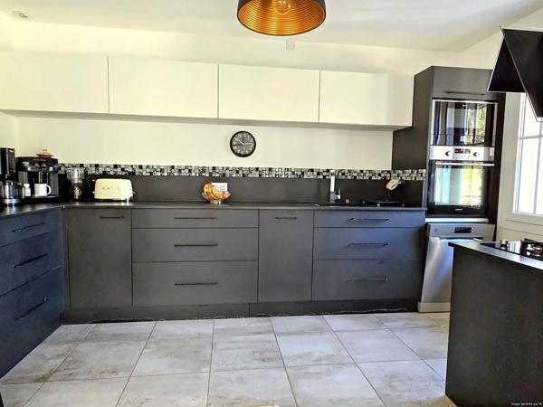 Propriété avec gîte indépendant, 2 grands garages et vue dégagée