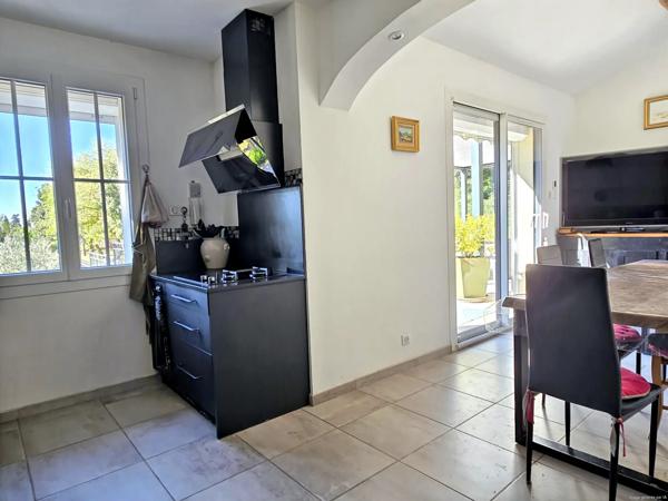 Propriété avec gîte indépendant, 2 grands garages et vue dégagée