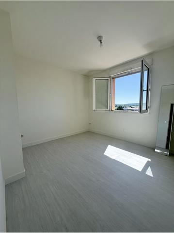 Appartement
         3 pièces
        - 64 m² 200 000 € *