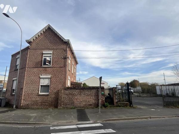 A vendre, Maison type 1930 individuelle avec jardin - parking.