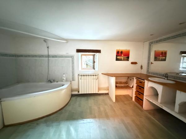 BELLE OPPORTUNITE ! Maison en pierre de 165m², pleine de charme, 4 chambres, Cour intérieure de 379m² 108 000 €