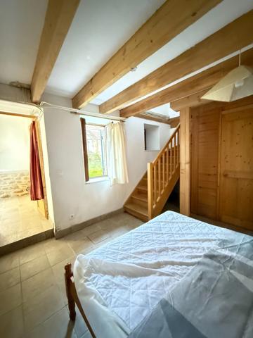 BELLE OPPORTUNITE ! Maison en pierre de 165m², pleine de charme, 4 chambres, Cour intérieure de 379m² 108 000 €