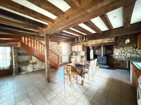 BELLE OPPORTUNITE ! Maison en pierre de 165m², pleine de charme, 4 chambres, Cour intérieure de 379m² 108 000 €