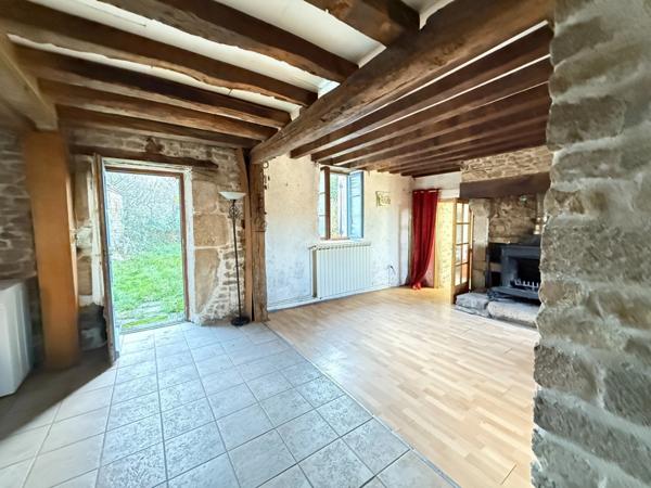 BELLE OPPORTUNITE ! Maison en pierre de 165m², pleine de charme, 4 chambres, Cour intérieure de 379m² 108 000 €
