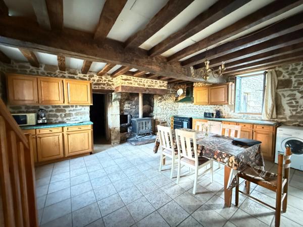 BELLE OPPORTUNITE ! Maison en pierre de 165m², pleine de charme, 4 chambres, Cour intérieure de 379m² 108 000 €