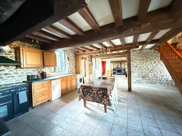 BELLE OPPORTUNITE ! Maison en pierre de 165m², pleine de charme, 4 chambres, Cour intérieure de 379m² 108 000 €