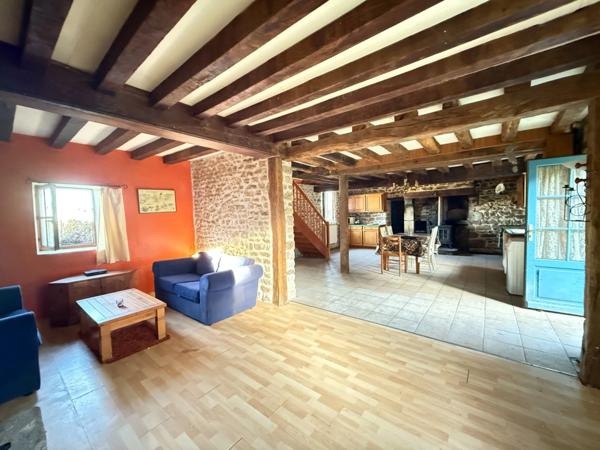 BELLE OPPORTUNITE ! Maison en pierre de 165m², pleine de charme, 4 chambres, Cour intérieure de 379m² 108 000 €