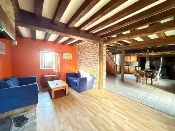 BELLE OPPORTUNITE ! Maison en pierre de 165m², pleine de charme, 4 chambres, Cour intérieure de 379m² 108 000 €