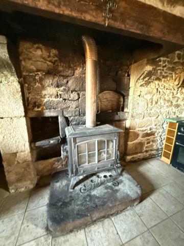 BELLE OPPORTUNITE ! Maison en pierre de 165m², pleine de charme, 4 chambres, Cour intérieure de 379m² 108 000 €