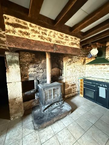 BELLE OPPORTUNITE ! Maison en pierre de 165m², pleine de charme, 4 chambres, Cour intérieure de 379m² 108 000 €