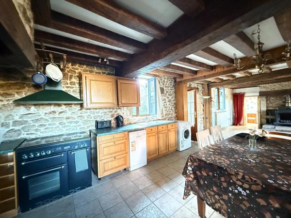 BELLE OPPORTUNITE ! Maison en pierre de 165m², pleine de charme, 4 chambres, Cour intérieure de 379m² 108 000 €
