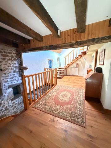 BELLE OPPORTUNITE ! Maison en pierre de 165m², pleine de charme, 4 chambres, Cour intérieure de 379m² 108 000 €