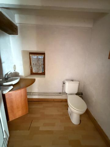 BELLE OPPORTUNITE ! Maison en pierre de 165m², pleine de charme, 4 chambres, Cour intérieure de 379m² 108 000 €