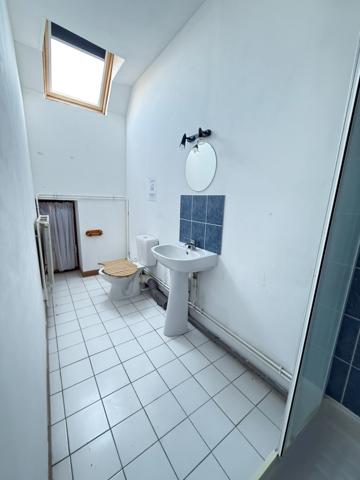 BELLE OPPORTUNITE ! Maison en pierre de 165m², pleine de charme, 4 chambres, Cour intérieure de 379m² 108 000 €