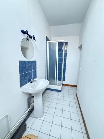 BELLE OPPORTUNITE ! Maison en pierre de 165m², pleine de charme, 4 chambres, Cour intérieure de 379m² 108 000 €