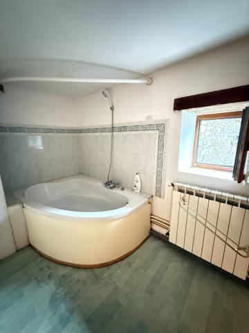 BELLE OPPORTUNITE ! Maison en pierre de 165m², pleine de charme, 4 chambres, Cour intérieure de 379m² 108 000 €