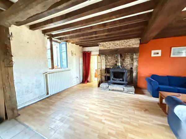 BELLE OPPORTUNITE ! Maison en pierre de 165m², pleine de charme, 4 chambres, Cour intérieure de 379m² 108 000 €