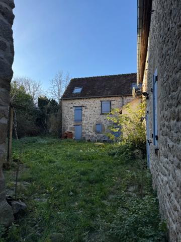 BELLE OPPORTUNITE ! Maison en pierre de 165m², pleine de charme, 4 chambres, Cour intérieure de 379m² 108 000 €