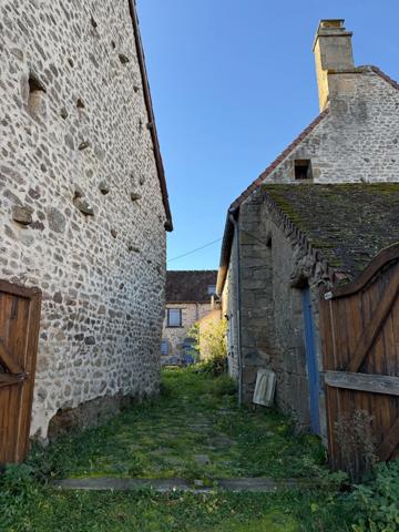 BELLE OPPORTUNITE ! Maison en pierre de 165m², pleine de charme, 4 chambres, Cour intérieure de 379m² 108 000 €