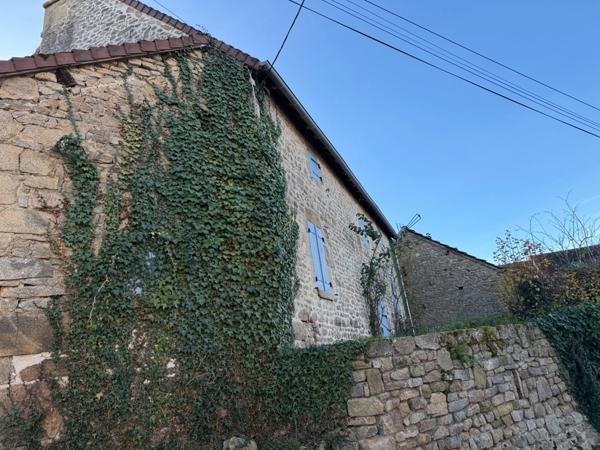 BELLE OPPORTUNITE ! Maison en pierre de 165m², pleine de charme, 4 chambres, Cour intérieure de 379m² 108 000 €