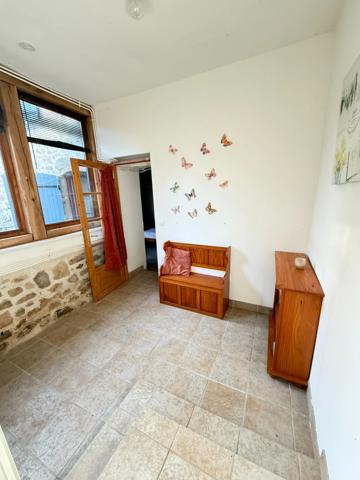 BELLE OPPORTUNITE ! Maison en pierre de 165m², pleine de charme, 4 chambres, Cour intérieure de 379m² 108 000 €