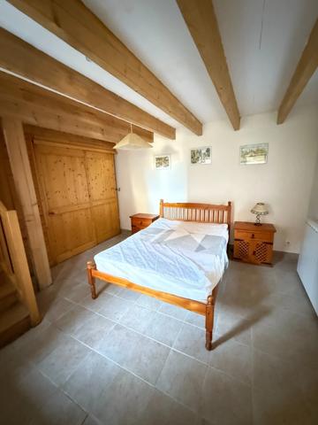 BELLE OPPORTUNITE ! Maison en pierre de 165m², pleine de charme, 4 chambres, Cour intérieure de 379m² 108 000 €