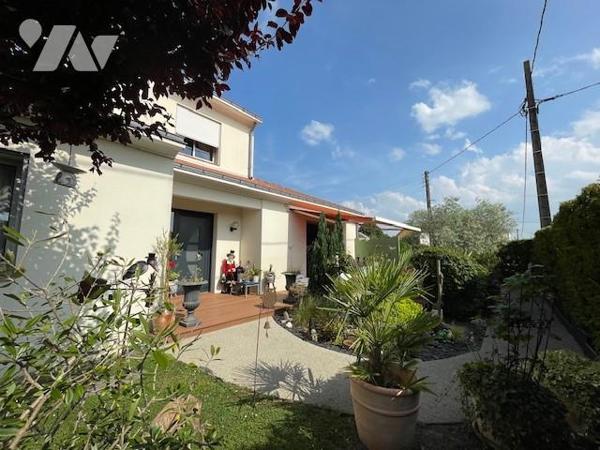 Proche centre, 4/5 chambres, 170m², piscine.