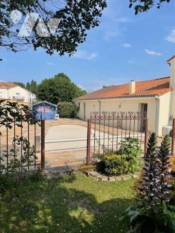 Proche centre, 4/5 chambres, 170m², piscine.