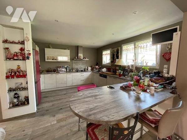 Proche centre, 4/5 chambres, 170m², piscine.