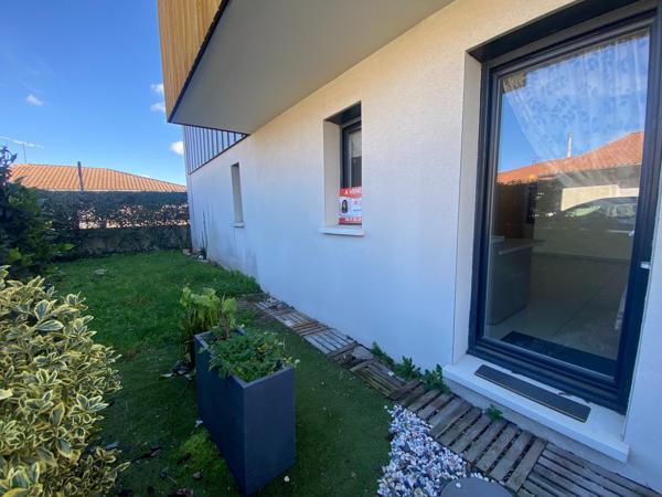 T3 en rez-de-jardin de 75 m², terrasse et jardin privatifs.