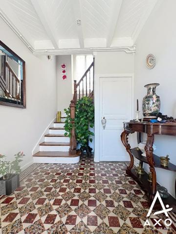 Ensemble immobilier avec garage et terrain autour