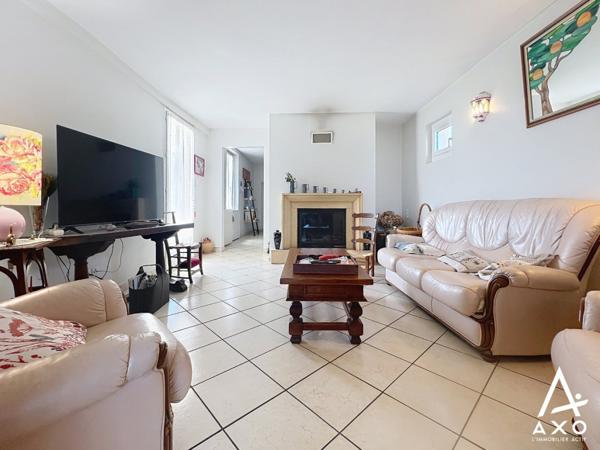 Ensemble immobilier avec garage et terrain autour