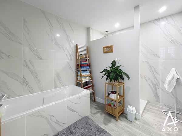 Ensemble immobilier avec garage et terrain autour