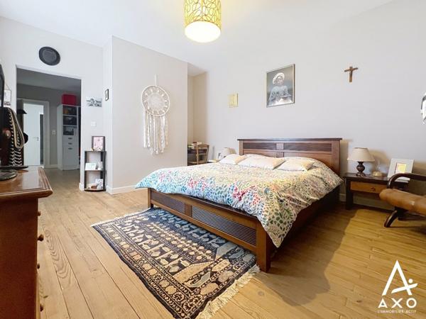 Ensemble immobilier avec garage et terrain autour