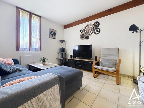 Ensemble immobilier avec garage et terrain autour