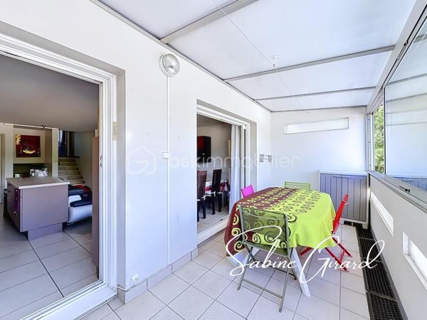 Au sein de la résidence Le Floréal III, découvrez ce triplex de type T5 de 100 m² environ, au 1er étage sur 4 d’un immeuble bien entretenu de 1979, qui offre une belle luminosité ainsi qu’une vue imprenable sur le massif de Belledonne.

Traversant et sans vis-à-vis, ce bien propose une organisation idéale pour une vie de famille avec des espaces bien répartis sur plusieurs niveaux.

Tout d’abord, un premier demi-palier dessert deux chambres, dont une avec dressing.
À l’étage supérieur, vous découvrirez une pièce de vie de plus de 30m2 avec cuisine ouverte donnant accès à une terrasse fermée qui permet de profiter de la vue tout au long de l’année. Ce niveau comprend également une salle de bain ainsi que des toilettes séparées.
Le dernier niveau dessert quant à lui deux chambres supplémentaires avec placards intégrés ainsi qu’un espace aménagé en bureau/buanderie/garde-manger. 

Vous apprécierez particulièrement sa vue dégagée sur le massif de Belledonne, ses beaux volumes et sa sensation d’espace.

Possibilité de garage en supplément.

Chauffage collectif (chauffage urbain)