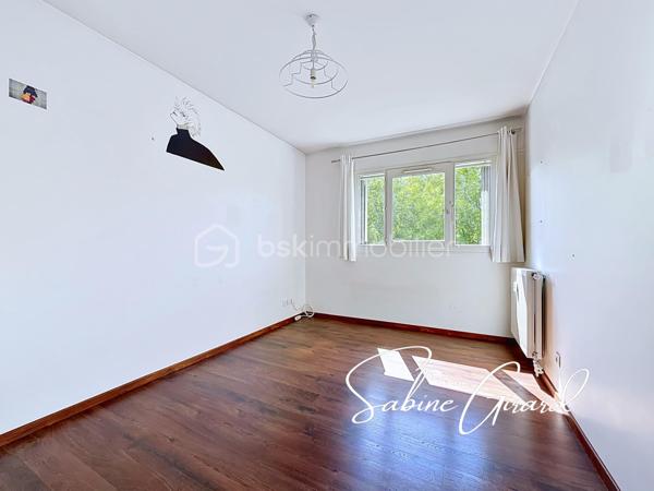 Au sein de la résidence Le Floréal III, découvrez ce triplex de type T5 de 100 m² environ, au 1er étage sur 4 d’un immeuble bien entretenu de 1979, qui offre une belle luminosité ainsi qu’une vue imprenable sur le massif de Belledonne.

Traversant et sans vis-à-vis, ce bien propose une organisation idéale pour une vie de famille avec des espaces bien répartis sur plusieurs niveaux.

Tout d’abord, un premier demi-palier dessert deux chambres, dont une avec dressing.
À l’étage supérieur, vous découvrirez une pièce de vie de plus de 30m2 avec cuisine ouverte donnant accès à une terrasse fermée qui permet de profiter de la vue tout au long de l’année. Ce niveau comprend également une salle de bain ainsi que des toilettes séparées.
Le dernier niveau dessert quant à lui deux chambres supplémentaires avec placards intégrés ainsi qu’un espace aménagé en bureau/buanderie/garde-manger. 

Vous apprécierez particulièrement sa vue dégagée sur le massif de Belledonne, ses beaux volumes et sa sensation d’espace.

Possibilité de garage en supplément.

Chauffage collectif (chauffage urbain)