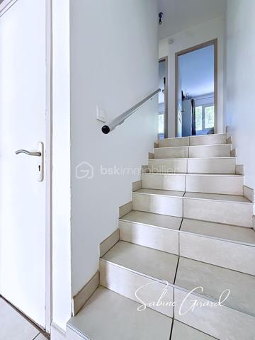 Au sein de la résidence Le Floréal III, découvrez ce triplex de type T5 de 100 m² environ, au 1er étage sur 4 d’un immeuble bien entretenu de 1979, qui offre une belle luminosité ainsi qu’une vue imprenable sur le massif de Belledonne.

Traversant et sans vis-à-vis, ce bien propose une organisation idéale pour une vie de famille avec des espaces bien répartis sur plusieurs niveaux.

Tout d’abord, un premier demi-palier dessert deux chambres, dont une avec dressing.
À l’étage supérieur, vous découvrirez une pièce de vie de plus de 30m2 avec cuisine ouverte donnant accès à une terrasse fermée qui permet de profiter de la vue tout au long de l’année. Ce niveau comprend également une salle de bain ainsi que des toilettes séparées.
Le dernier niveau dessert quant à lui deux chambres supplémentaires avec placards intégrés ainsi qu’un espace aménagé en bureau/buanderie/garde-manger. 

Vous apprécierez particulièrement sa vue dégagée sur le massif de Belledonne, ses beaux volumes et sa sensation d’espace.

Possibilité de garage en supplément.

Chauffage collectif (chauffage urbain)