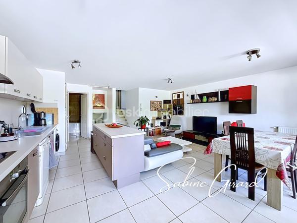 Au sein de la résidence Le Floréal III, découvrez ce triplex de type T5 de 100 m² environ, au 1er étage sur 4 d’un immeuble bien entretenu de 1979, qui offre une belle luminosité ainsi qu’une vue imprenable sur le massif de Belledonne.

Traversant et sans vis-à-vis, ce bien propose une organisation idéale pour une vie de famille avec des espaces bien répartis sur plusieurs niveaux.

Tout d’abord, un premier demi-palier dessert deux chambres, dont une avec dressing.
À l’étage supérieur, vous découvrirez une pièce de vie de plus de 30m2 avec cuisine ouverte donnant accès à une terrasse fermée qui permet de profiter de la vue tout au long de l’année. Ce niveau comprend également une salle de bain ainsi que des toilettes séparées.
Le dernier niveau dessert quant à lui deux chambres supplémentaires avec placards intégrés ainsi qu’un espace aménagé en bureau/buanderie/garde-manger. 

Vous apprécierez particulièrement sa vue dégagée sur le massif de Belledonne, ses beaux volumes et sa sensation d’espace.

Possibilité de garage en supplément.

Chauffage collectif (chauffage urbain)