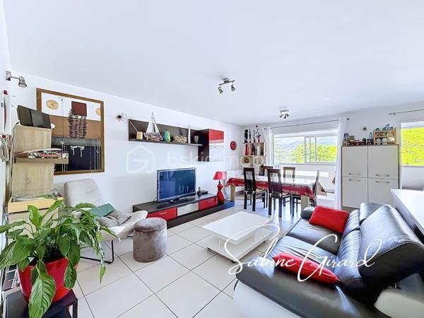 Au sein de la résidence Le Floréal III, découvrez ce triplex de type T5 de 100 m² environ, au 1er étage sur 4 d’un immeuble bien entretenu de 1979, qui offre une belle luminosité ainsi qu’une vue imprenable sur le massif de Belledonne.

Traversant et sans vis-à-vis, ce bien propose une organisation idéale pour une vie de famille avec des espaces bien répartis sur plusieurs niveaux.

Tout d’abord, un premier demi-palier dessert deux chambres, dont une avec dressing.
À l’étage supérieur, vous découvrirez une pièce de vie de plus de 30m2 avec cuisine ouverte donnant accès à une terrasse fermée qui permet de profiter de la vue tout au long de l’année. Ce niveau comprend également une salle de bain ainsi que des toilettes séparées.
Le dernier niveau dessert quant à lui deux chambres supplémentaires avec placards intégrés ainsi qu’un espace aménagé en bureau/buanderie/garde-manger. 

Vous apprécierez particulièrement sa vue dégagée sur le massif de Belledonne, ses beaux volumes et sa sensation d’espace.

Possibilité de garage en supplément.

Chauffage collectif (chauffage urbain)